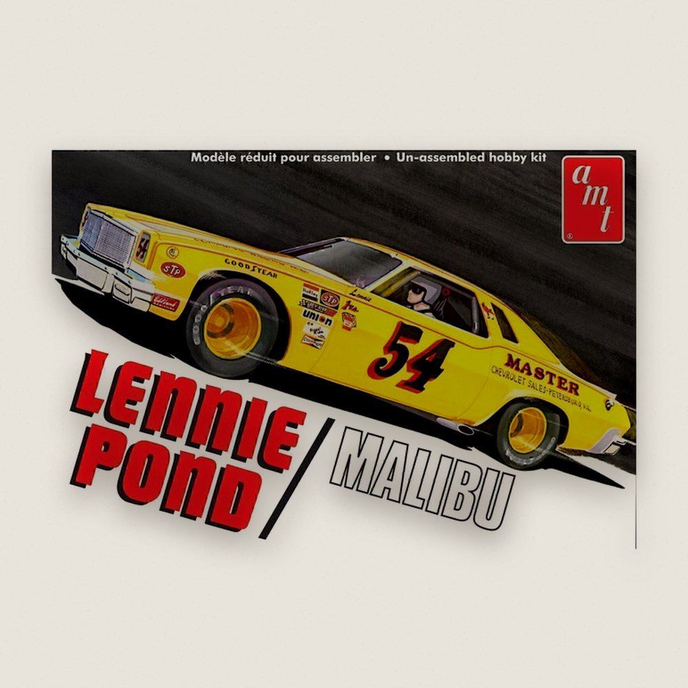 Plastic Model Kit: Lennie Pond 1974 Chevy Malibu Stock Car, 1/25 - AMT