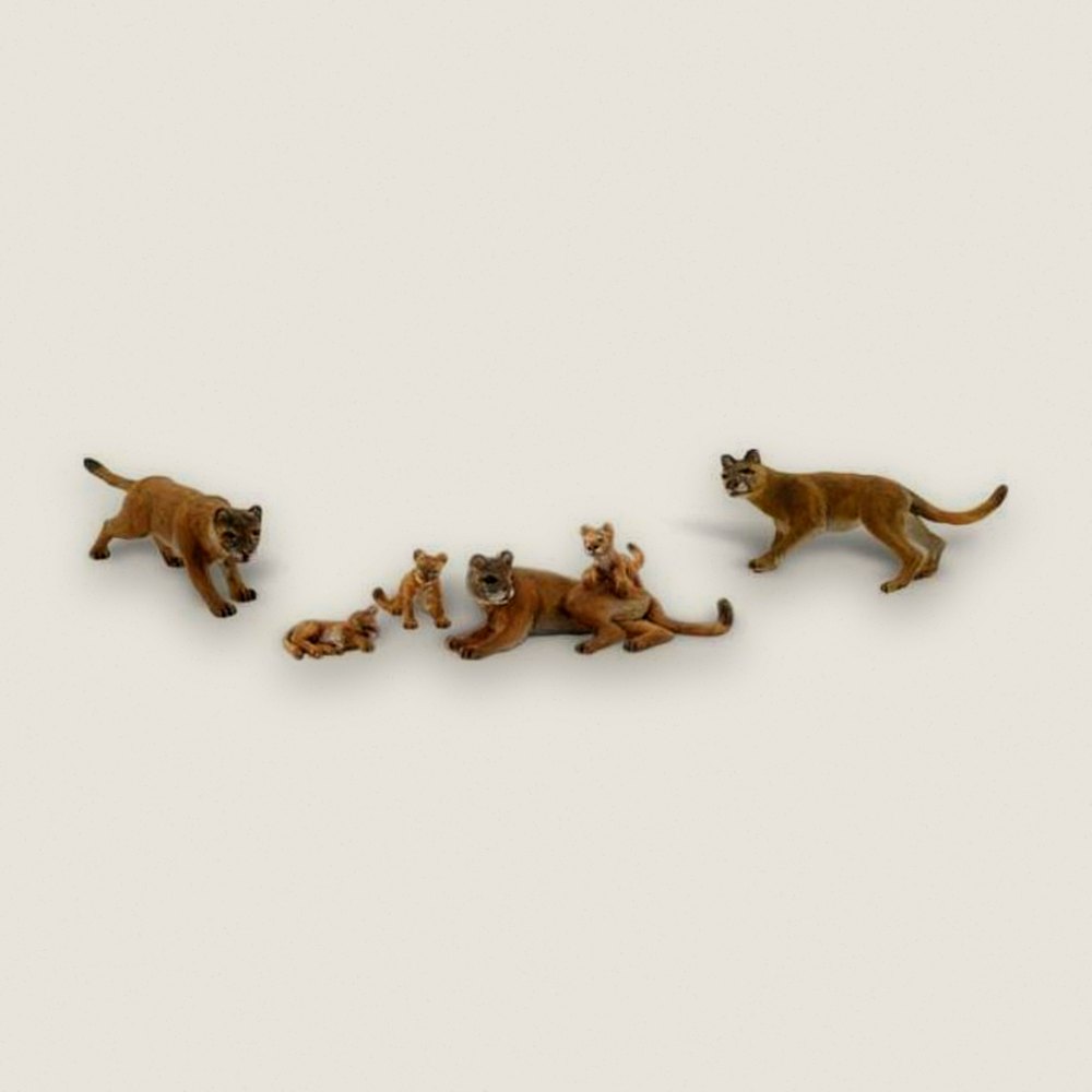Animal Set, HO Scale: Cougars & Cubs - Woodland Scenics