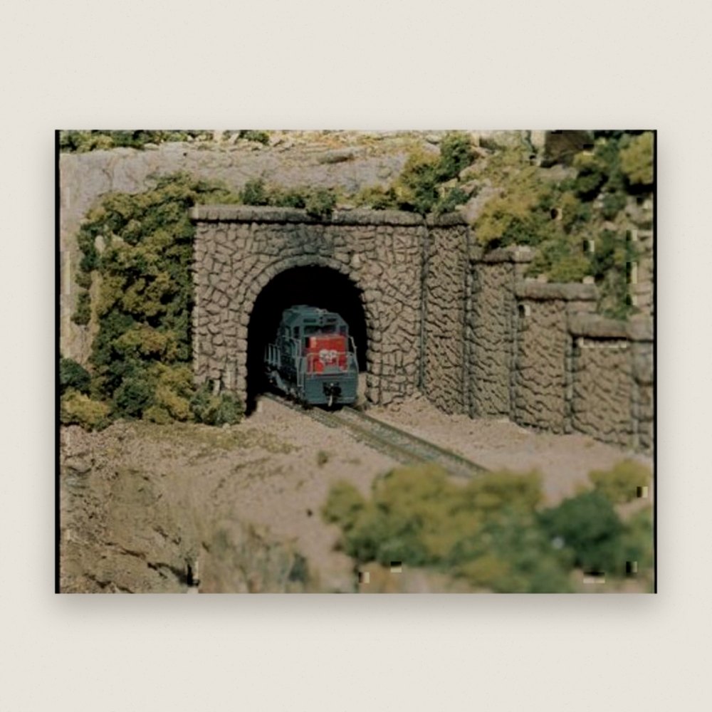 HO Single Tunnel Portal, Random Stone - Woodland Scenics